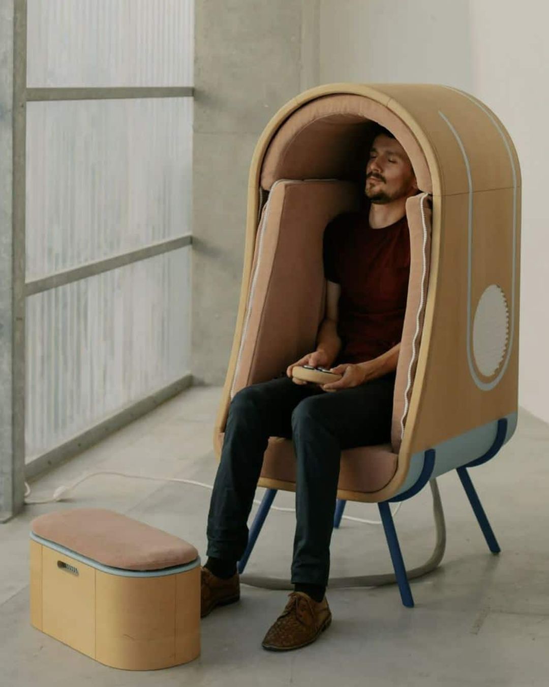 ©-OTO-hugging-chair-design-by-Alexia-Audrain.jpg 